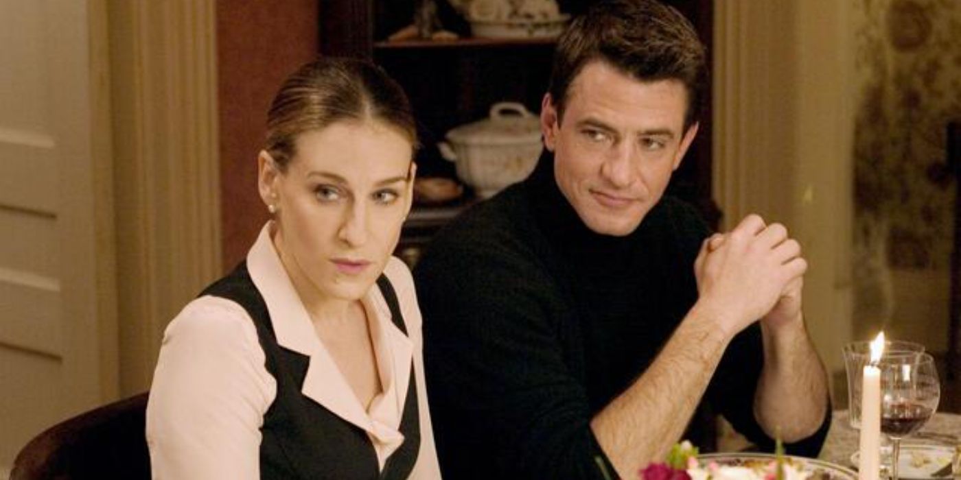 Meredith (Sarah Jessica Parker) and Everett (Dermot Mulroney) by the table having dinner in The Family Stone