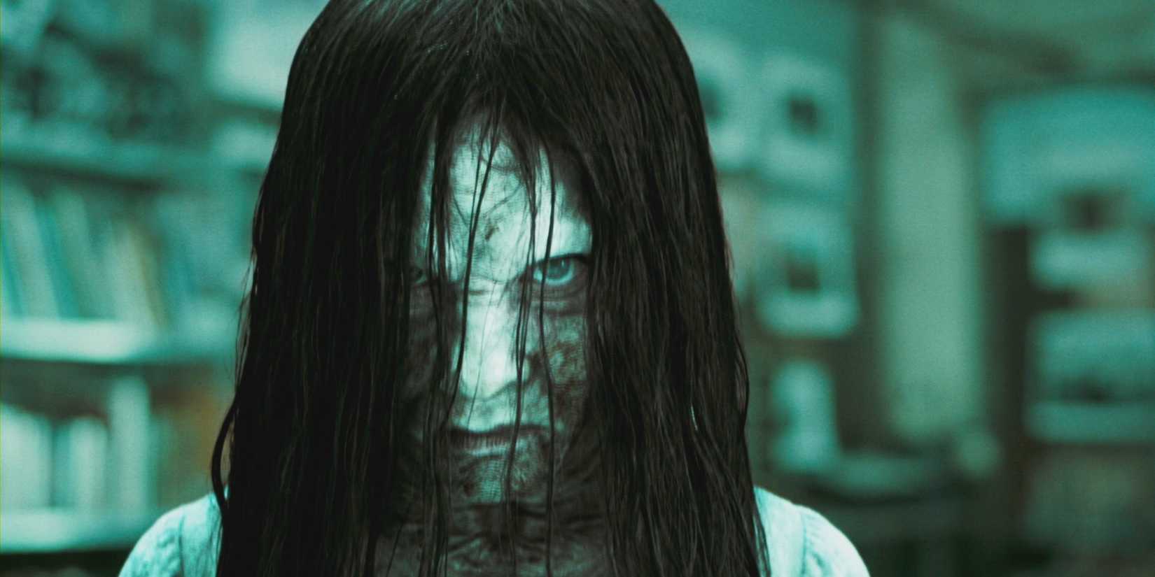 Um close de Samara (Daveigh Chase) no filme de 2002 The Ring