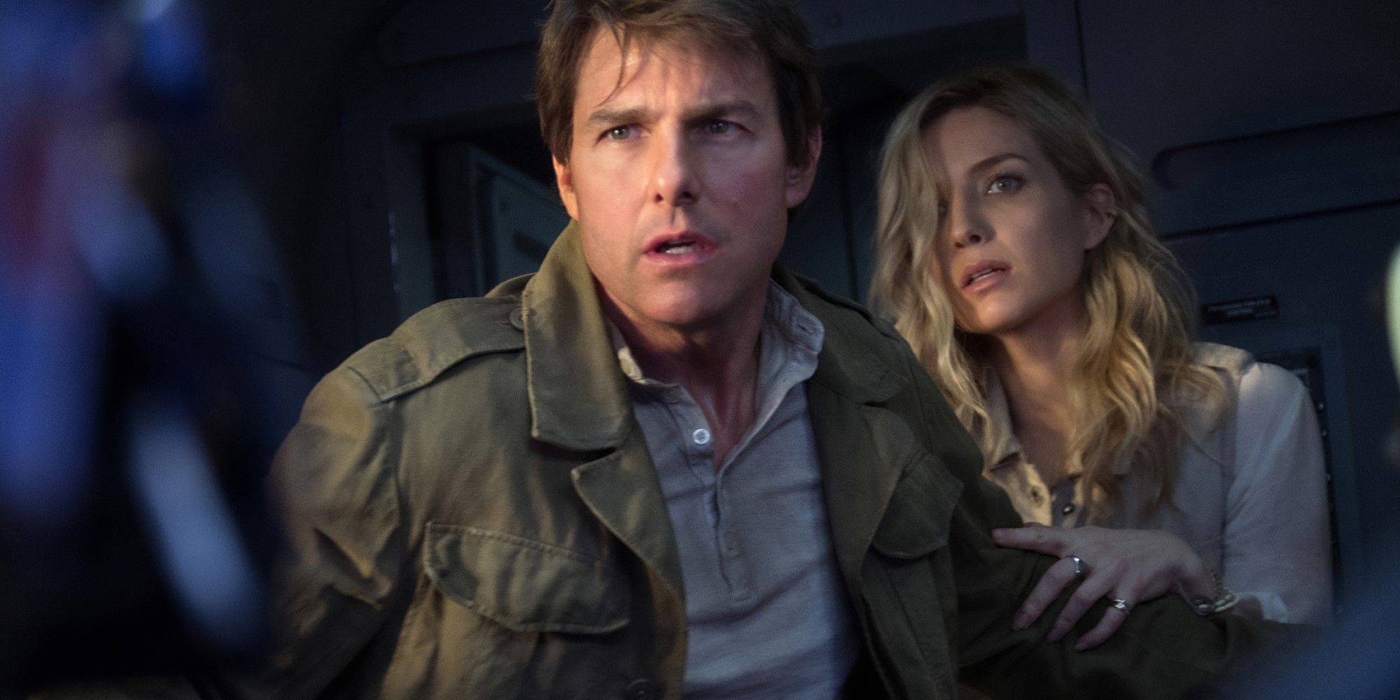 Tom Cruise shielding Blonde Woman in The Mummy