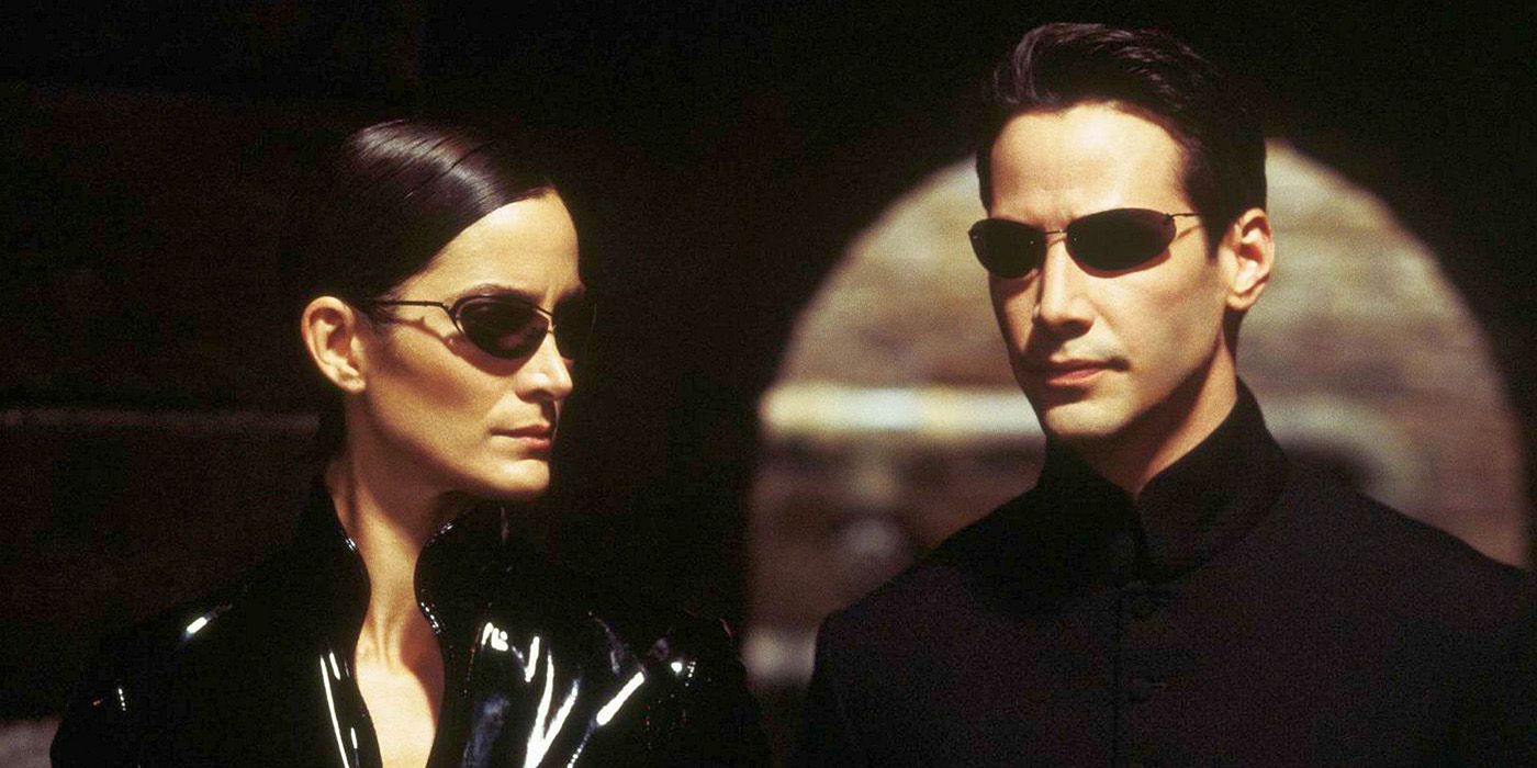 Trinity (Carrie Anne-Moss) e Neo (Keanu Reeves) discutem suas opções antes de se envolverem em uma briga em Matrix