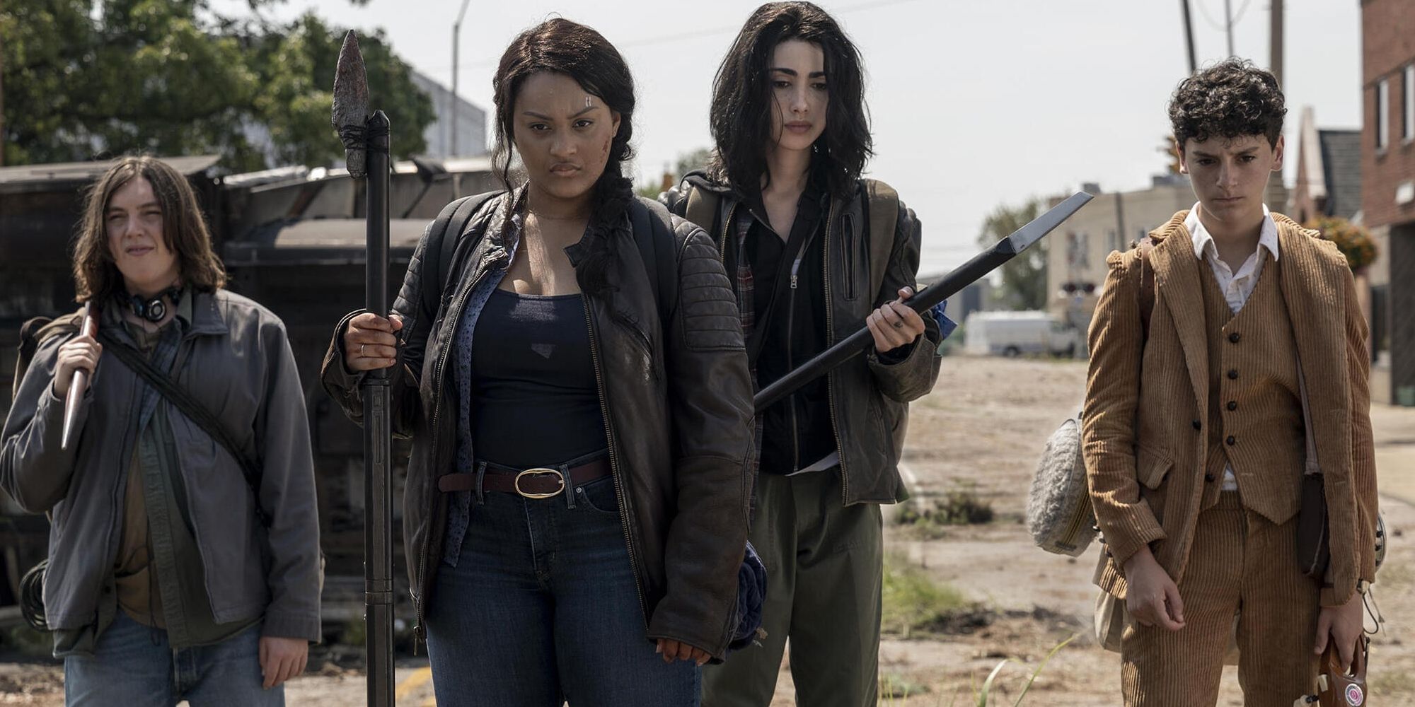 Elton, Hope Bennent, and Iris Bennet holding weapons in an abandoned town in TWD: World Beyond