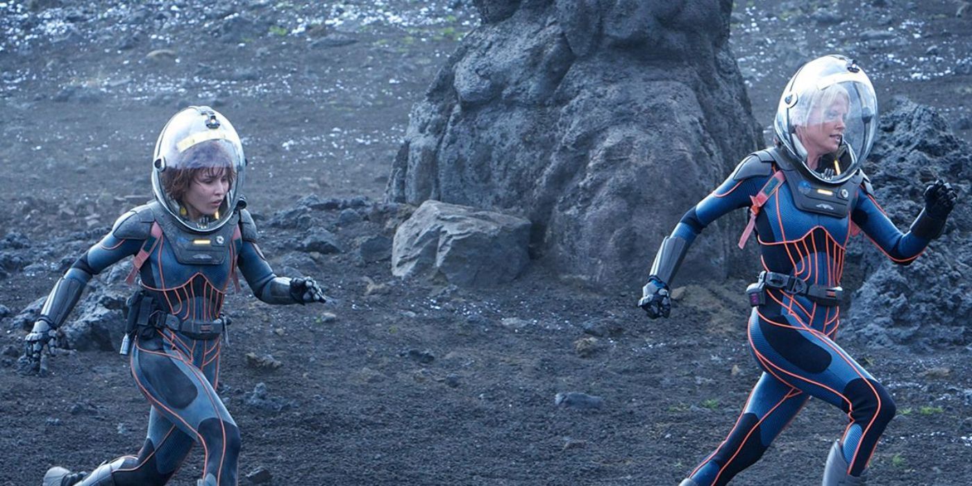 two of the main charactrs running away in Prometheus