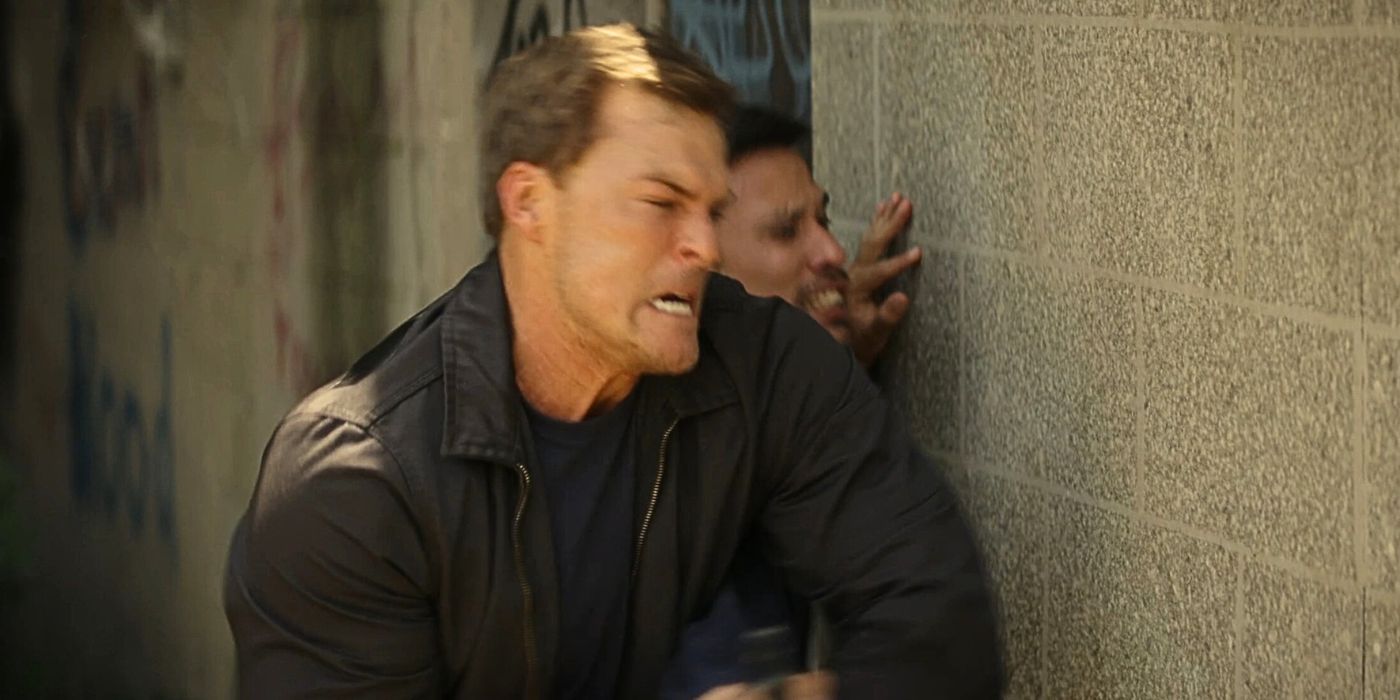 Jack Reacher golpea a un oponente contra una pared en una escena de pelea de la temporada 1 de Reacher