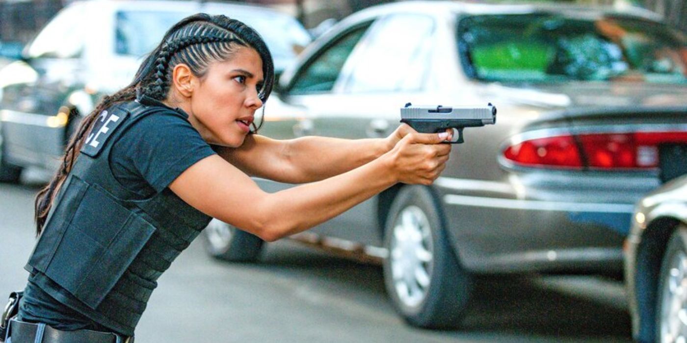 Vanessa Rojas (Lisseth Chávez) apuntando con un arma en la policía de Chicago
