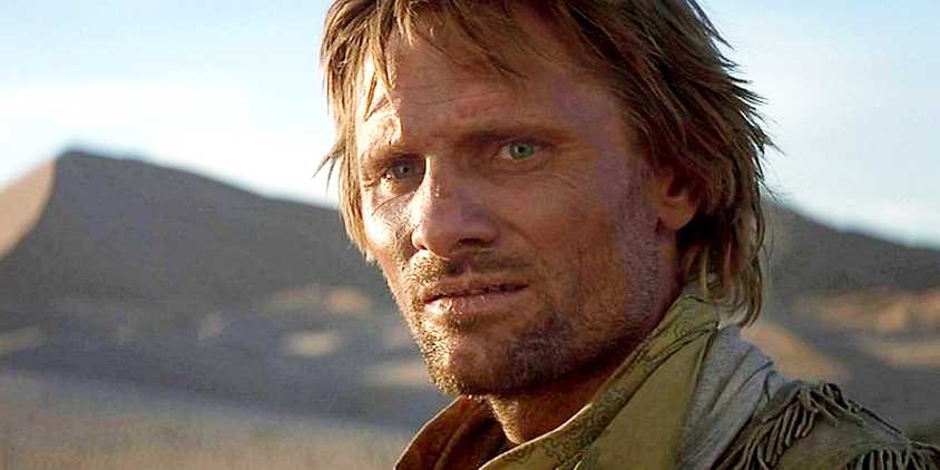 Viggo Mortensen as Frank Hopkins standing in a desert in Hidalgo.