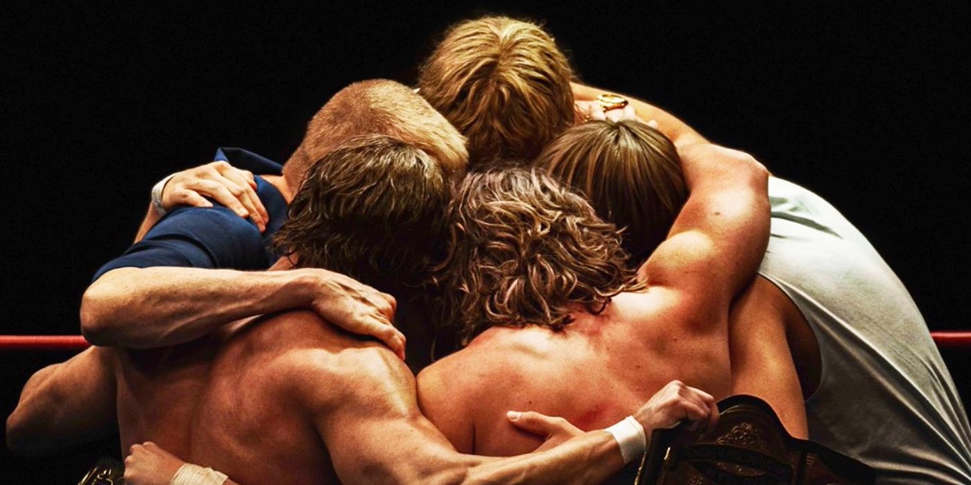 Fritz, Kevin, Kerry, David e Michael Von Erich si abbracciano al centro del ring in una scena di The Iron Claw.