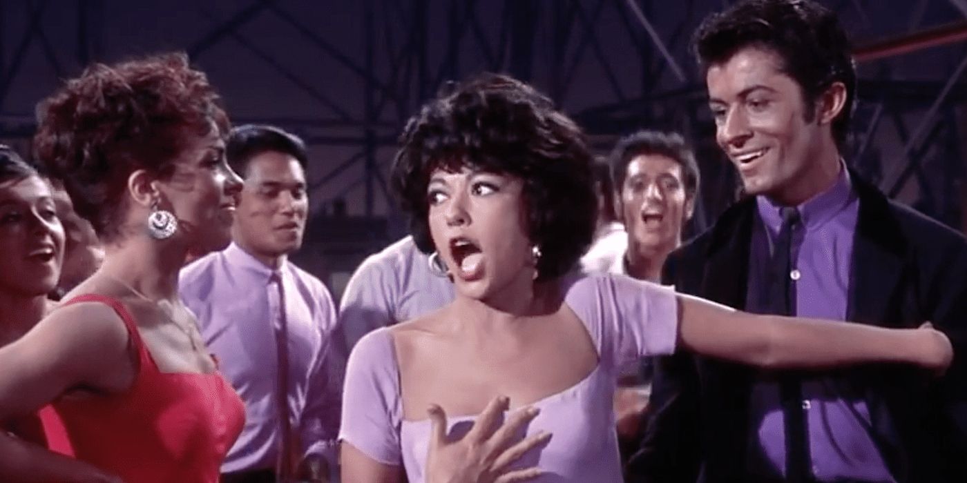 Rita Moreno como Anita ofegante com um grupo de pessoas em 