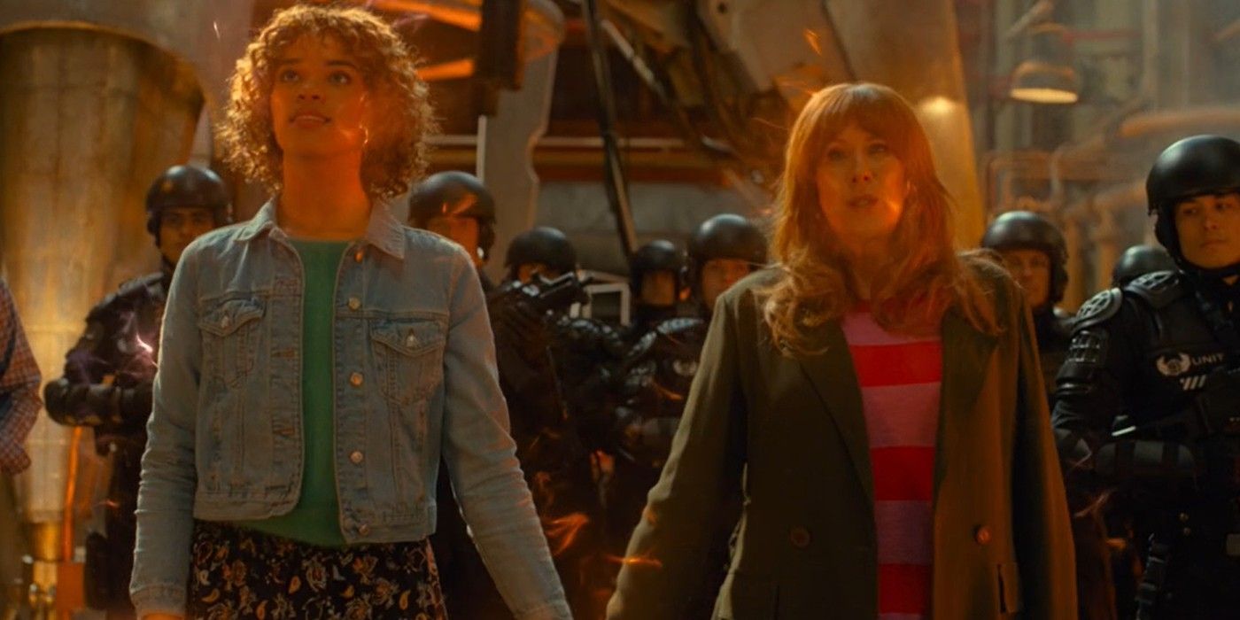 Yasmin Finney como Rose y Catherine Tate como Donna liberando energía del Señor del Tiempo en Doctor Who
