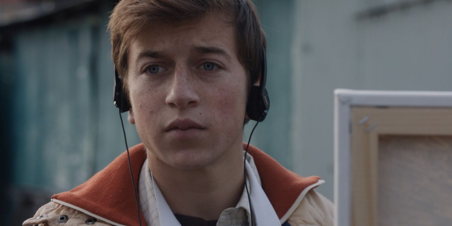Skyler Gisondo walking around with headphones on in Feast Of The Seven Fishes (2018)