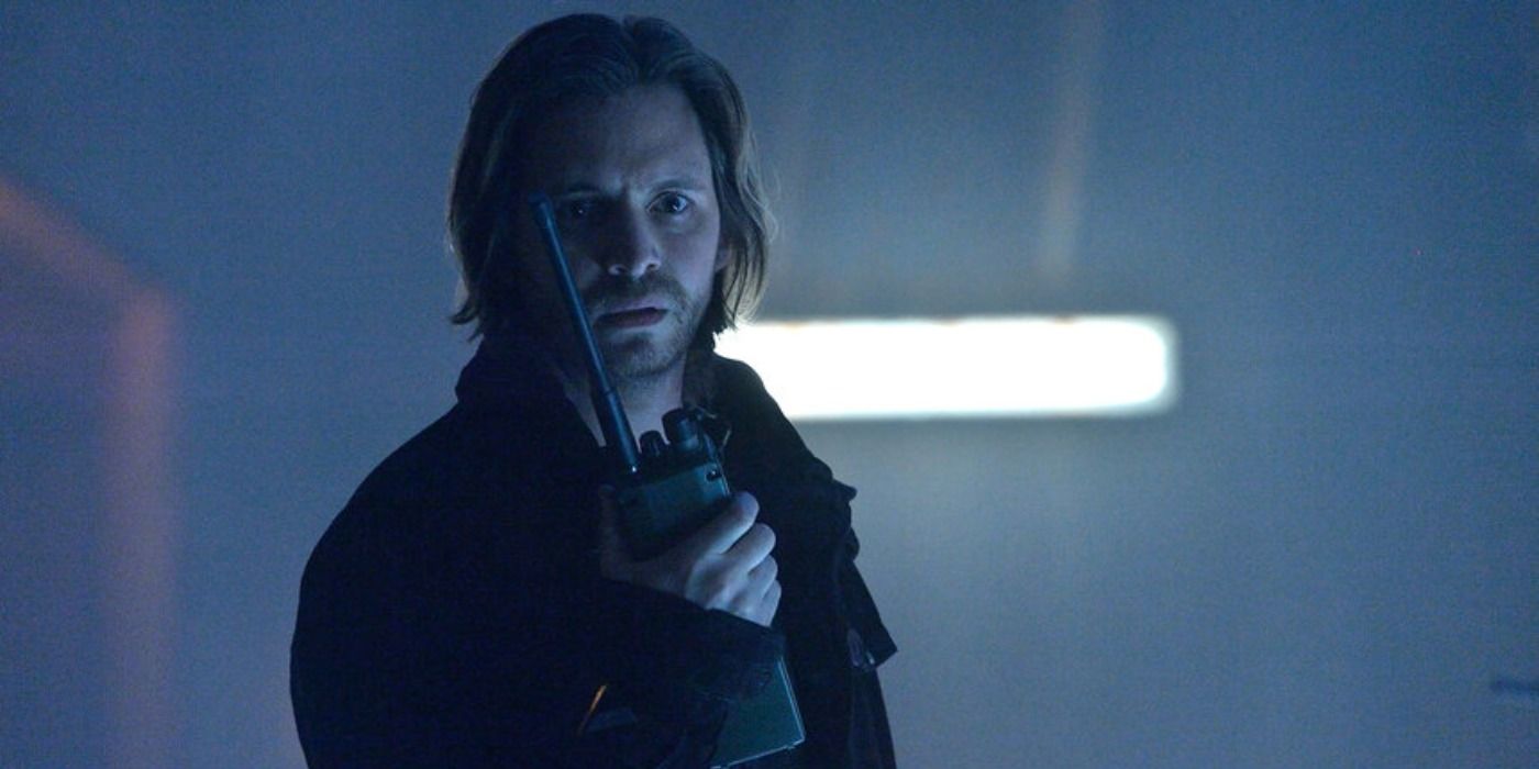 Aaron Stanford as James Cole Standing with a Walkie-Talkie in 12 Monkeys 