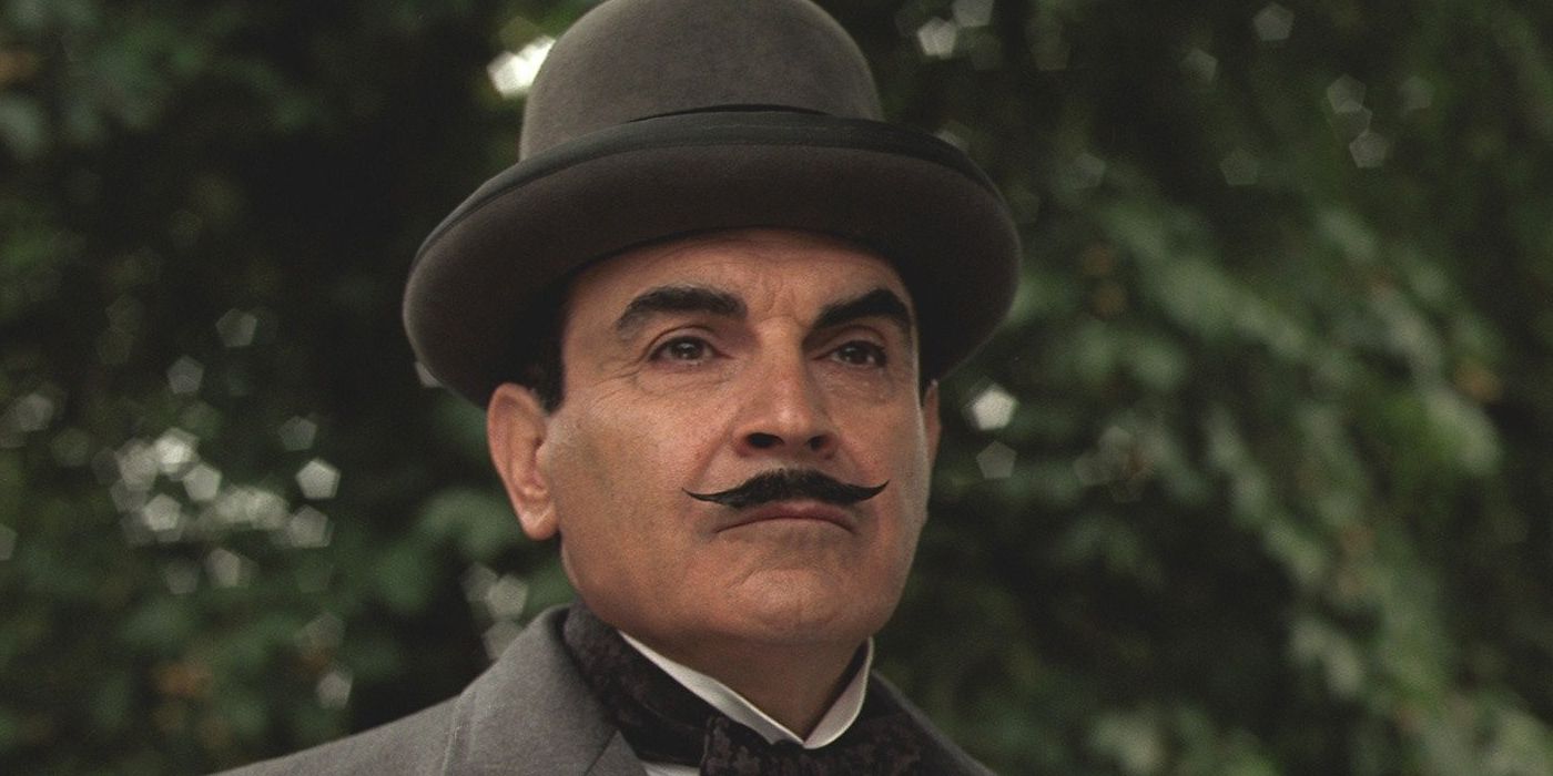 David Suchet como Hercule Poirot olhando ao longe no Natal de Hercule Poirot 