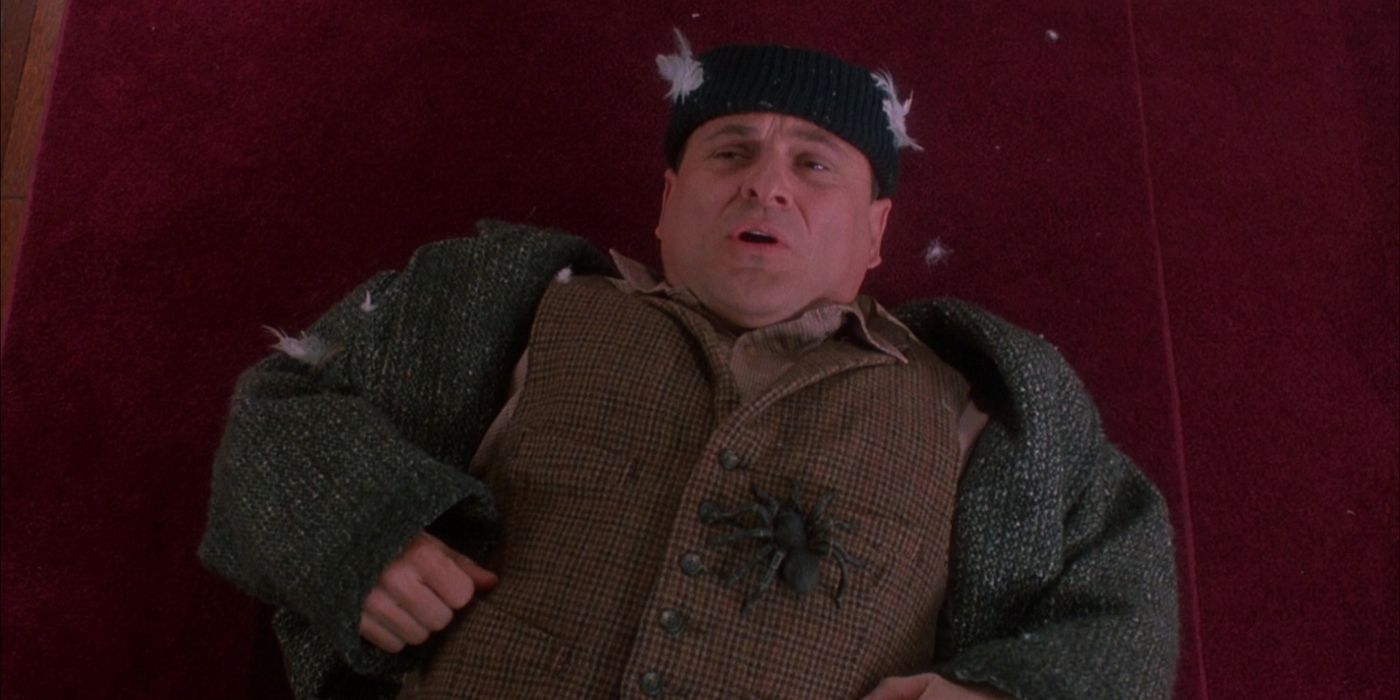 Marv (Daniel Stern) hitting Harry (Joe Pesci) in the stomach with a crowbar in Home Alone.