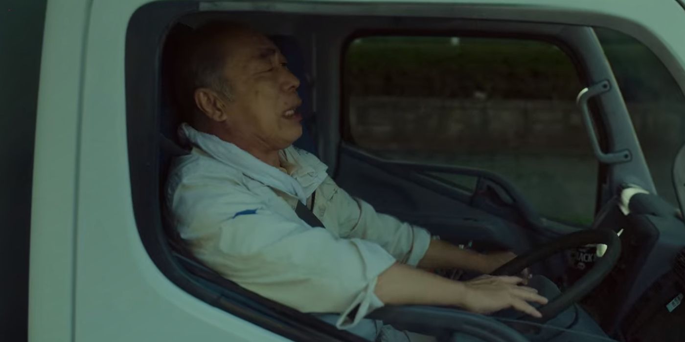 A man driving a truck in Yu Yu Hakusho episode 1 as Hohoemi no Bakudan plays on the radio
