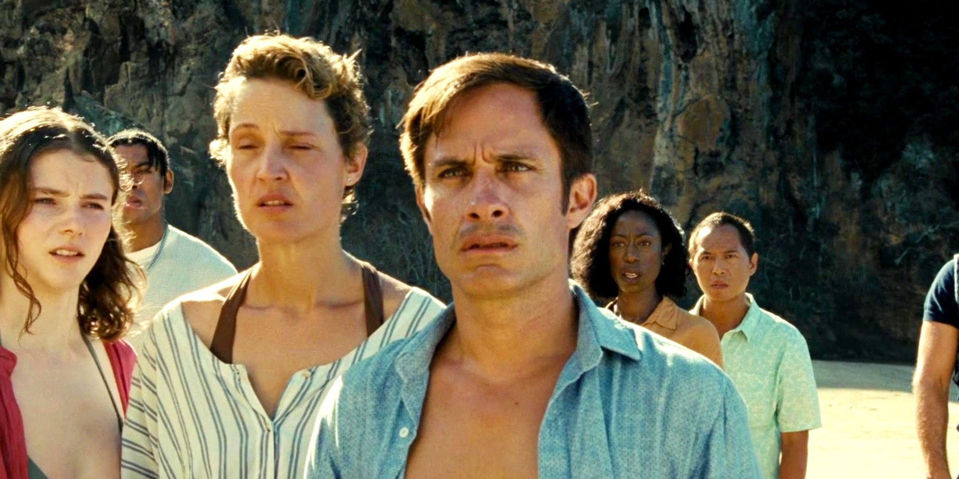 A shocked Guy with a confused Prisca and Maddox while at the beach in the movie Old