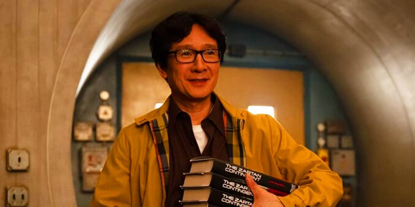 AD Doug/Ouroboros (Ke Huy Quan) segura seus livros na 2ª temporada de Loki