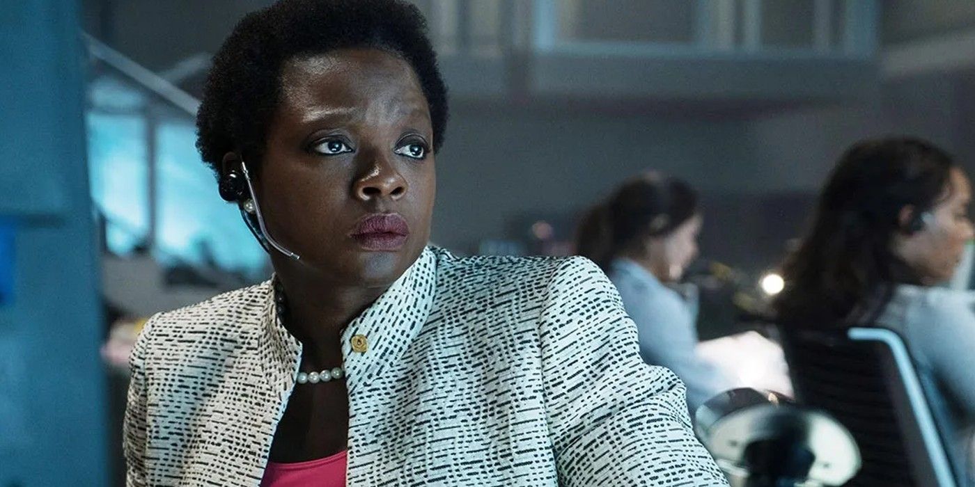 Amanda Waller memantau layar kendali di Suicide Squad