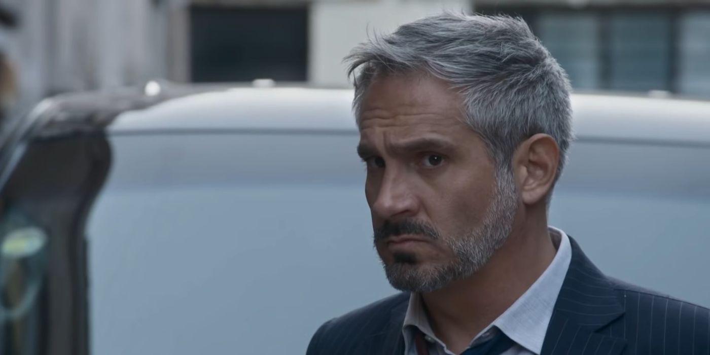 Andres (Arath de la Torre) looking nervous at the mone dropoff in Caer en tentacion.