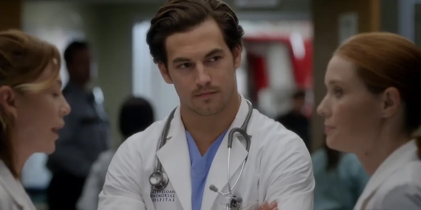 Andrew Deluca de Grey's Anatomy conversando com outros médicos