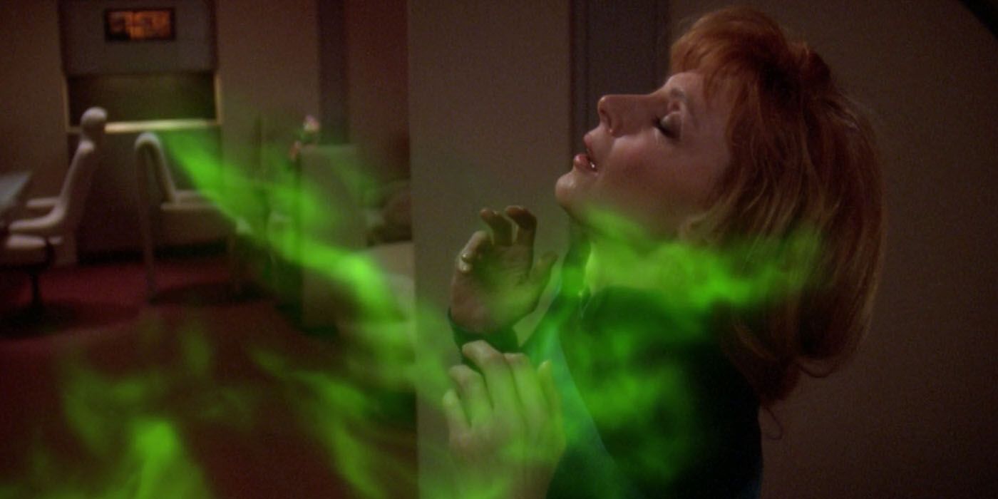 What Was Up With Star Trek: TNGs Dr. Crusher Falling In Love With A Ghost?