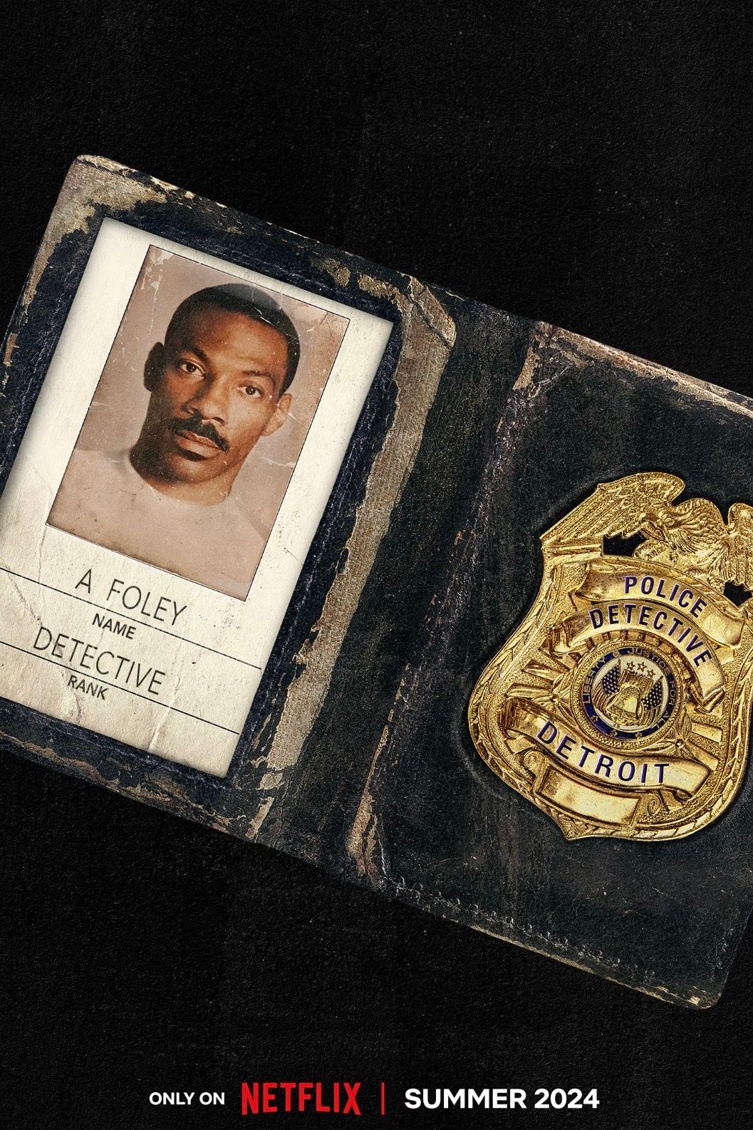 Cartaz do filme Beverly Hills Cop Axel Foley com Eddie Murphy em um distintivo de polícia