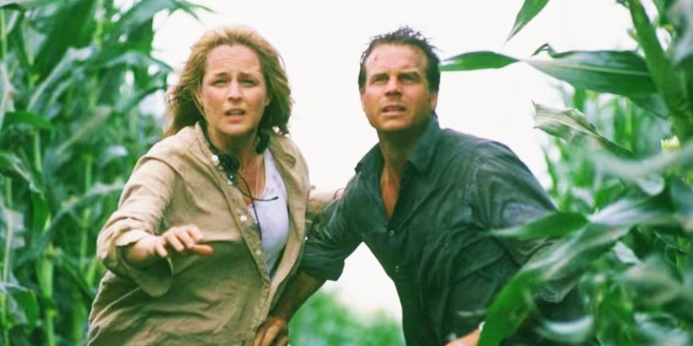 Bill Paxton and Helen Hunt look at an approaching tornado while standing in a cornfield in Twister