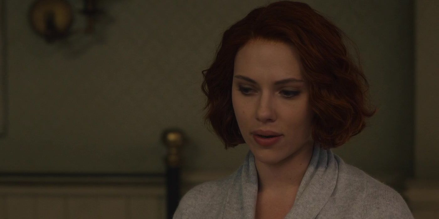 Scarlett Johansson como Viúva Negra em Vingadores: Era de Ultron olhando para baixo