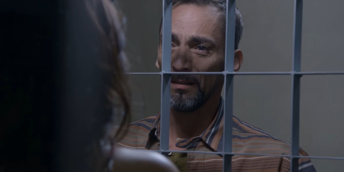 Carlos Valencia as Vicente Rivas in jail in Caer en tentacion.