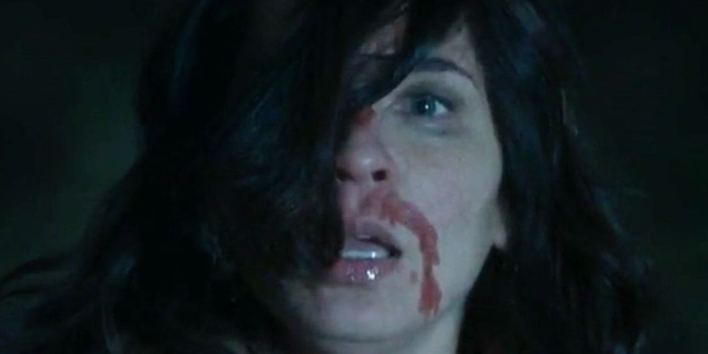 Carolina Rivas (Adriana Louvier) with a bloddy nose looking frightened in Caer en tentacion.