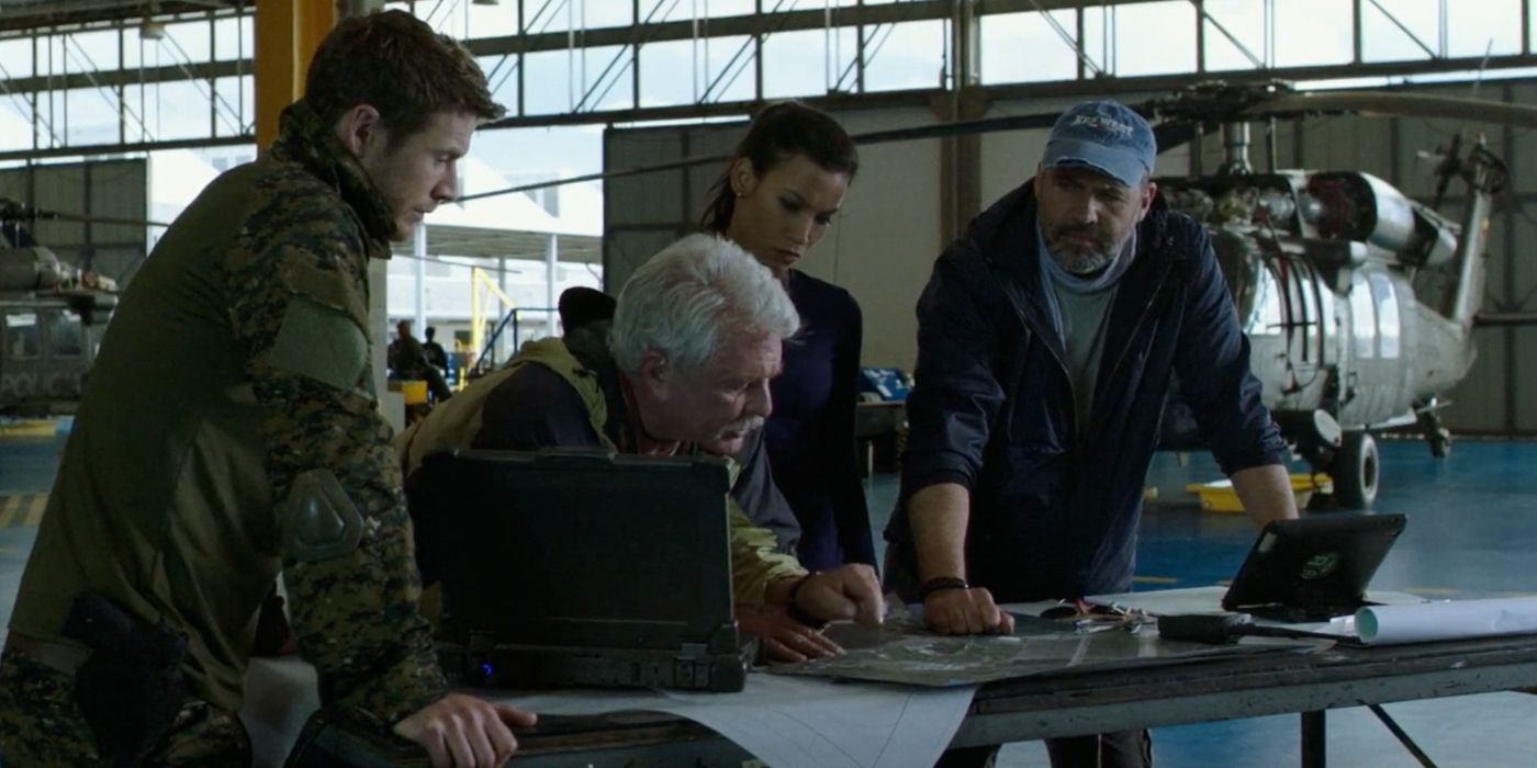 Chad Michael Collins, Tom Berenger, Danay Garcia and Billy Zane in Sniper_ Ultimate Kill briefing