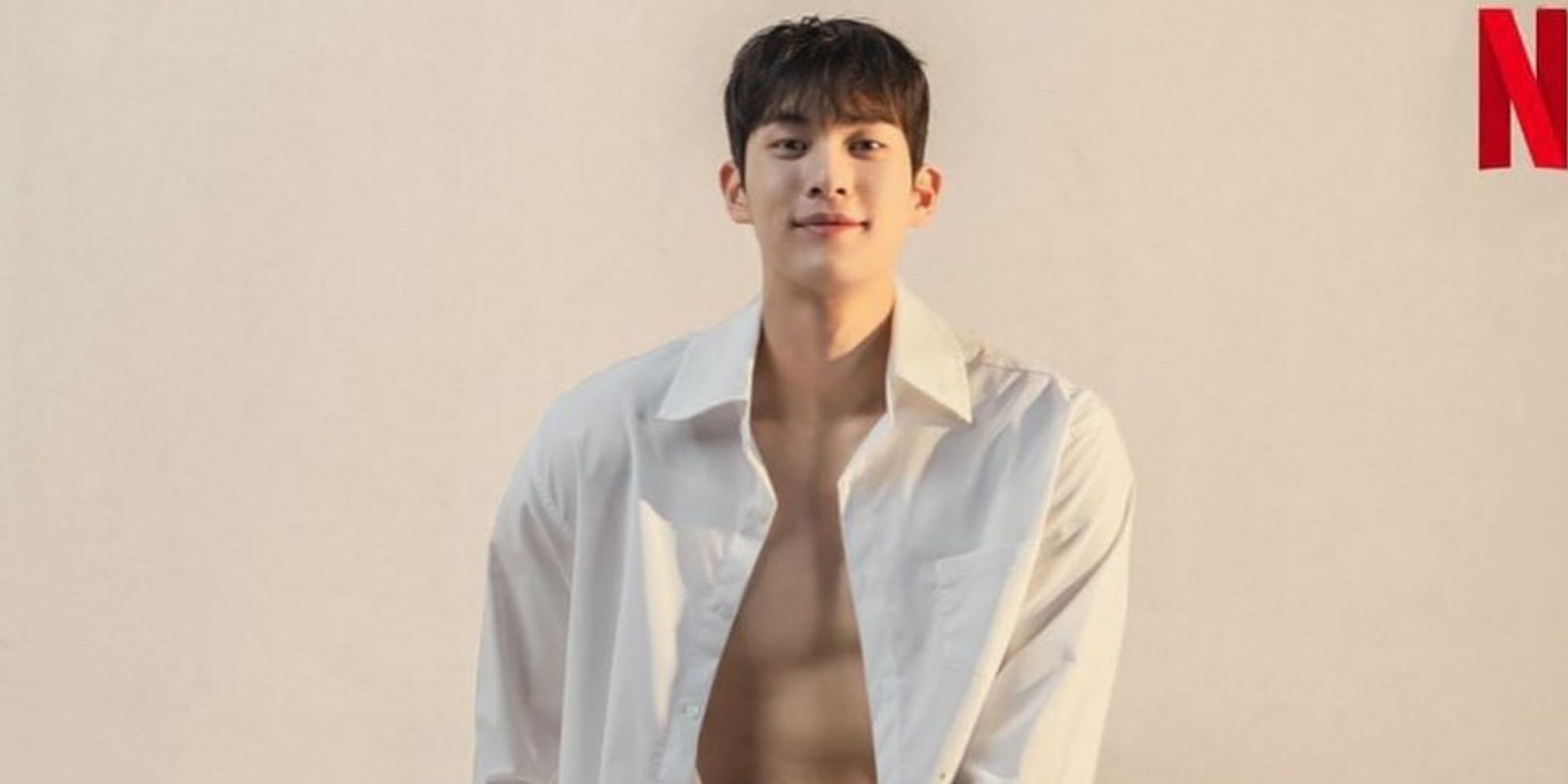 Choi Min-woo do single Inferno sentado, camisa aberta