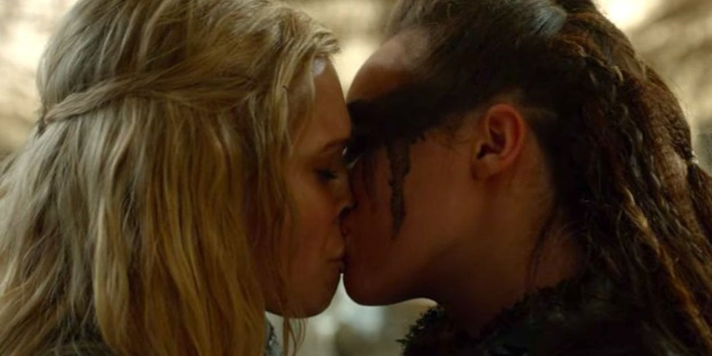 Clarke and Lexa from the 100 sharing a kiss