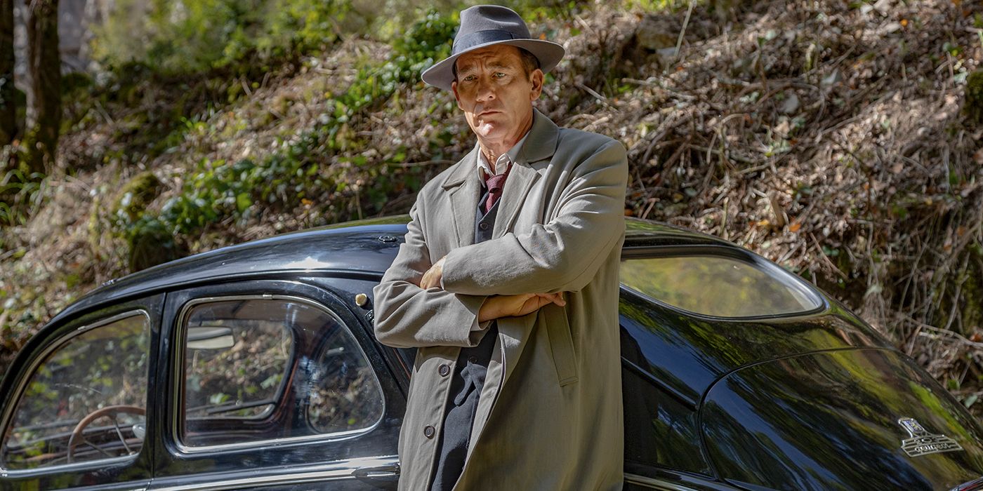 Clive Owen as Sam Spade leaning against a car in “Monsieur Spade”