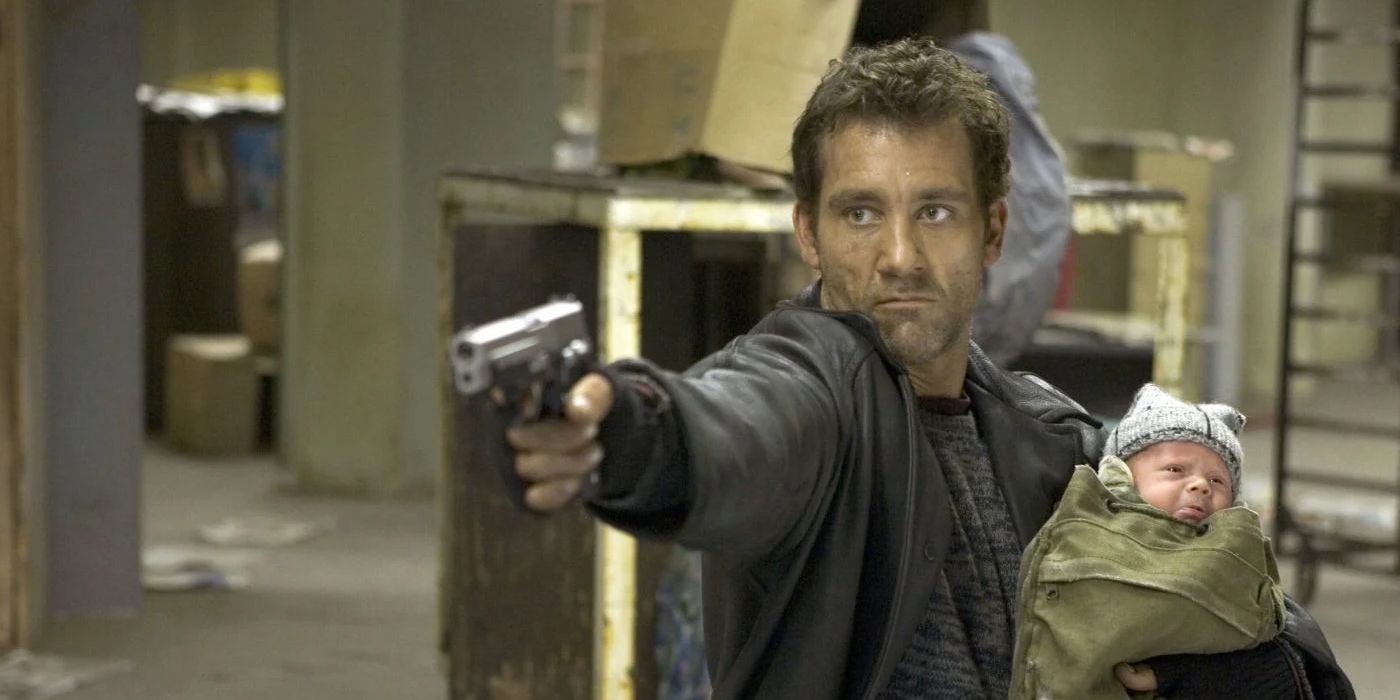 Clive Owen como Smith segurando o bebê e apontando uma arma em Shoot 'Em Up