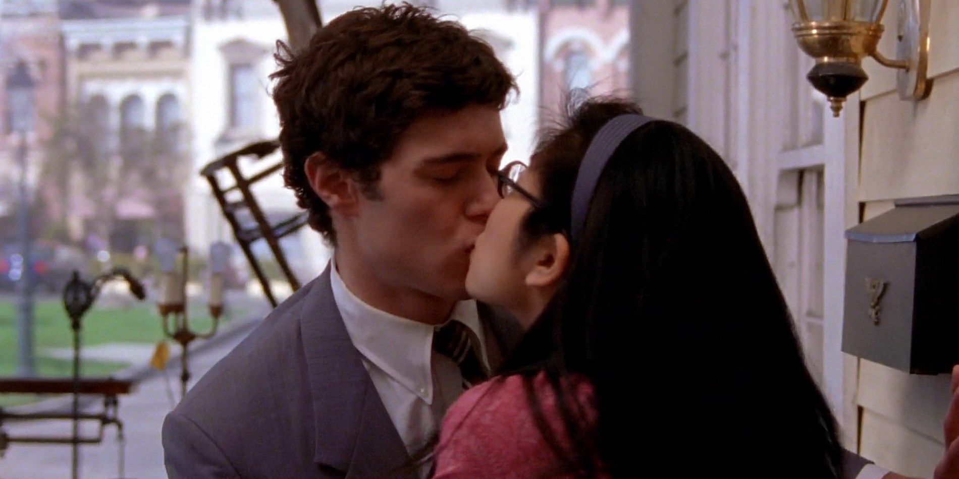 Dave (Adam Brody) and Lane (Keiko Agena) kiss on Gilmore Girls.