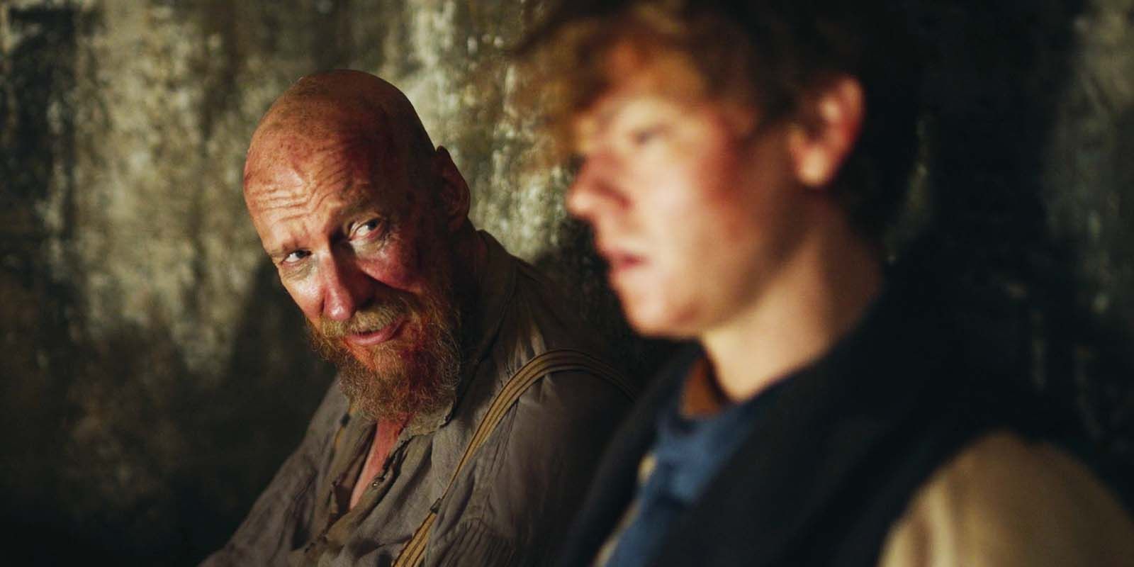 David Thewlis como Norbert Fagin e Thomas Brodie-Sangster como Dr. Jack Dawkins no episódio 8 de The Artful Dodger