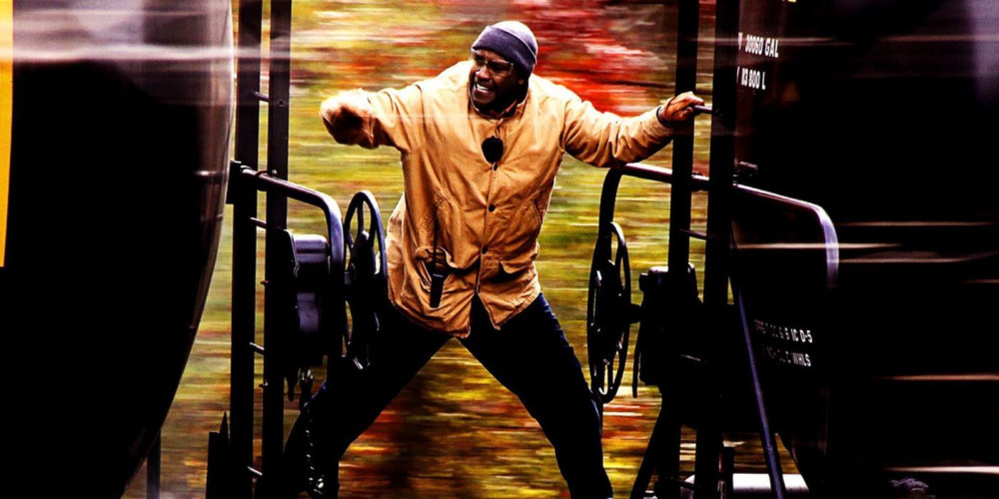 Denzel Washington como Frank Barnes fica entre dois trens em movimento em Unstoppable