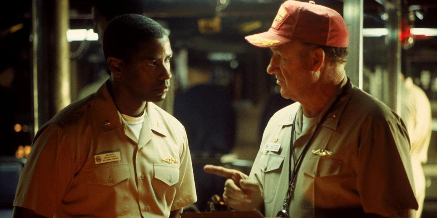 Denzel Washington como Ron Hunter y Gene Hackman como Frank Ramsey discuten su misión en Crimson Tide