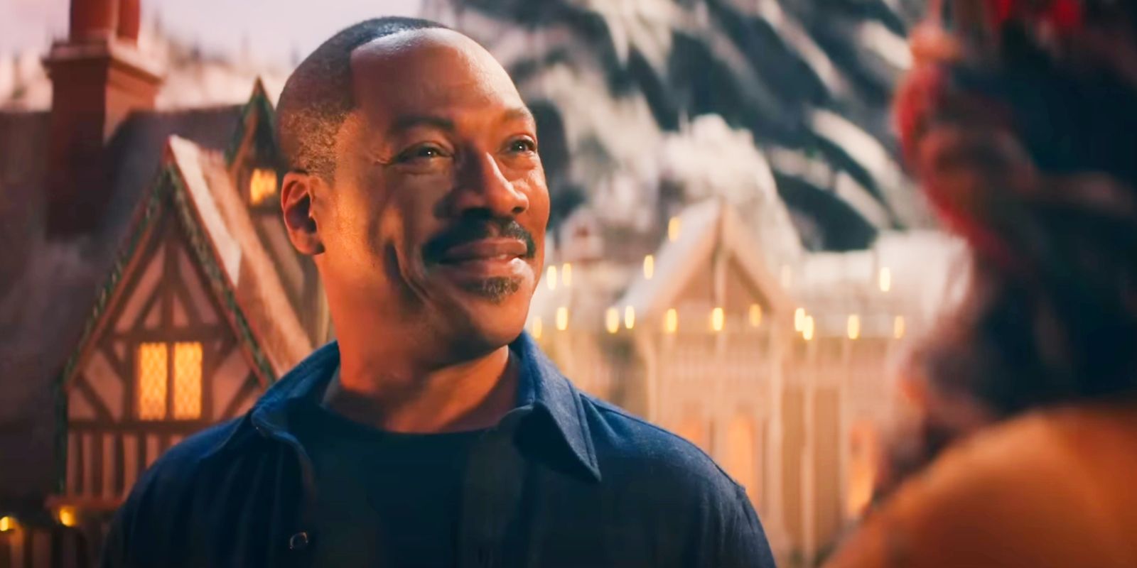 Eddie Murphy as Chris Carver smiling among Christmas decorations in Candy Cane Lane