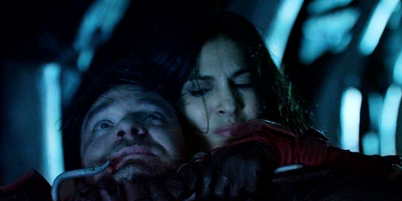 Elektra holds her sai against Daredevil&rsquo;s neck in Daredevil Season 2