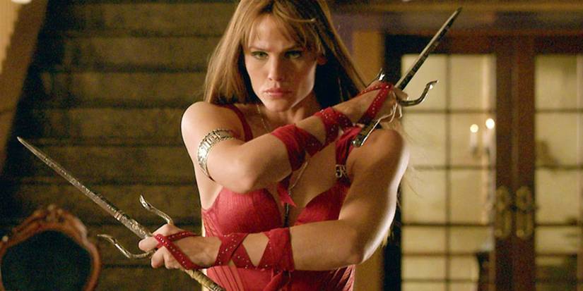 Jennifer Garner as Elektra with knives in Daredevil (2003)
