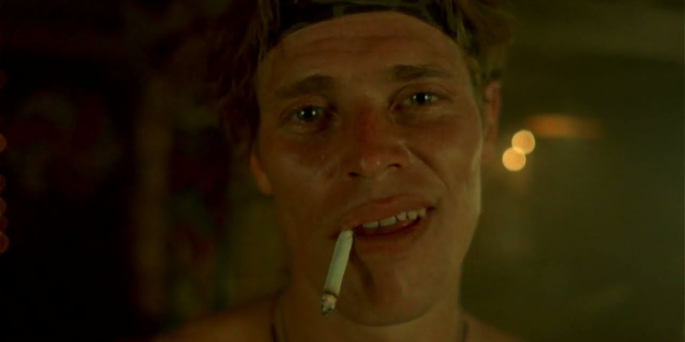 Elias with a cigarette hanging from his mouth in Platoon