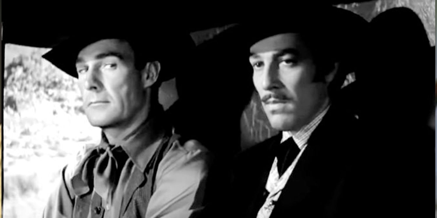 Randolph Scott como Wyatt Earp y Cesar Romero como Doc Holliday sentados en una diligencia en Frontier Marshal