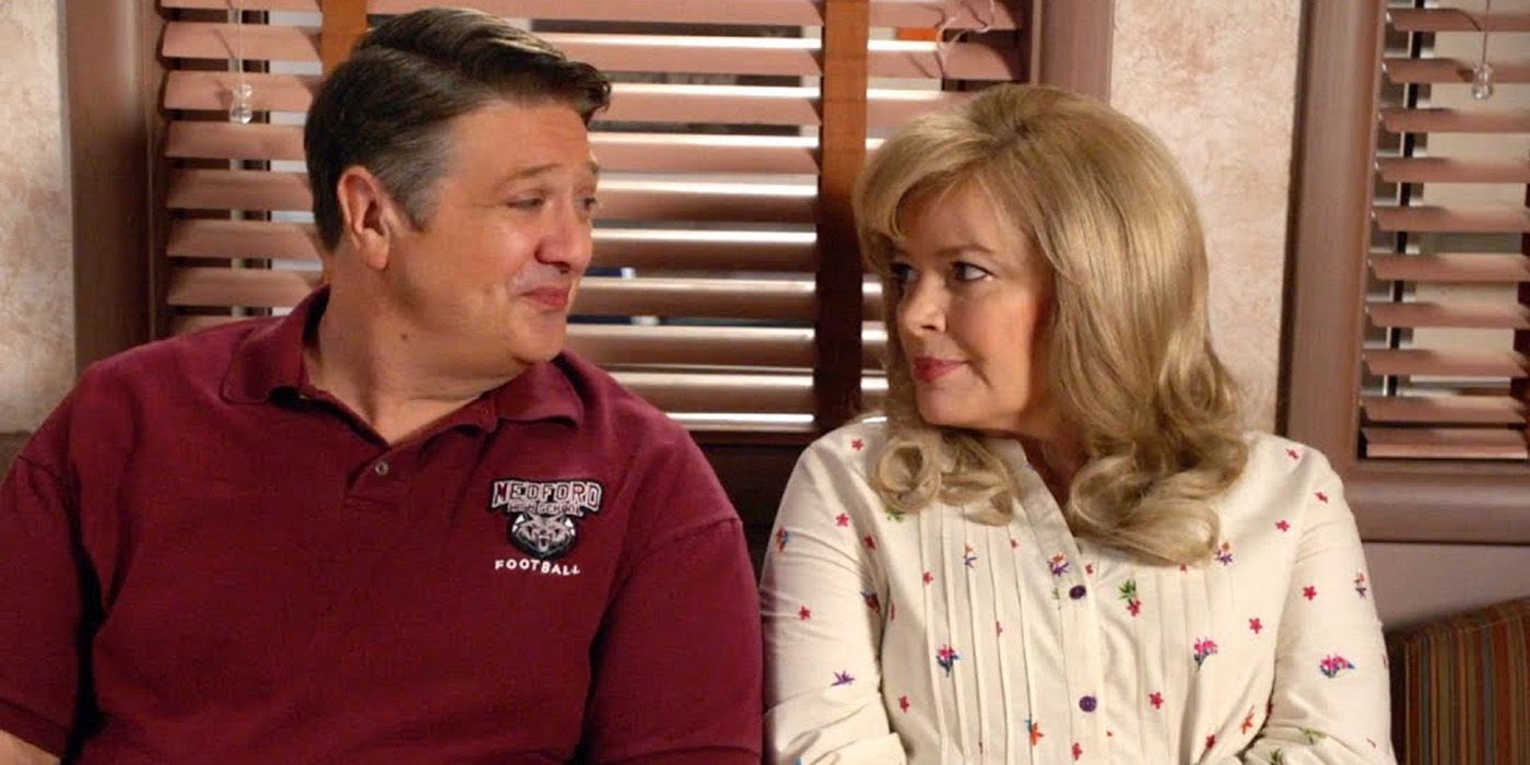 Lance Barber's George looking at Melissa Peterman's Brenda on Young Sheldon