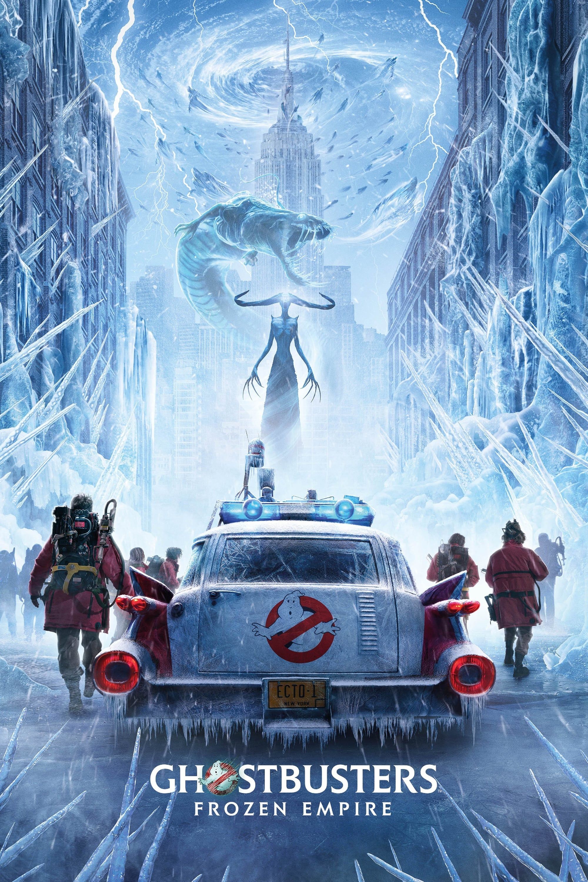 Pôster de Ghostbusters Frozen Empire apresentando a tripulação saindo do Ecto 1 e enfrentando criaturas de gelo em Nova York