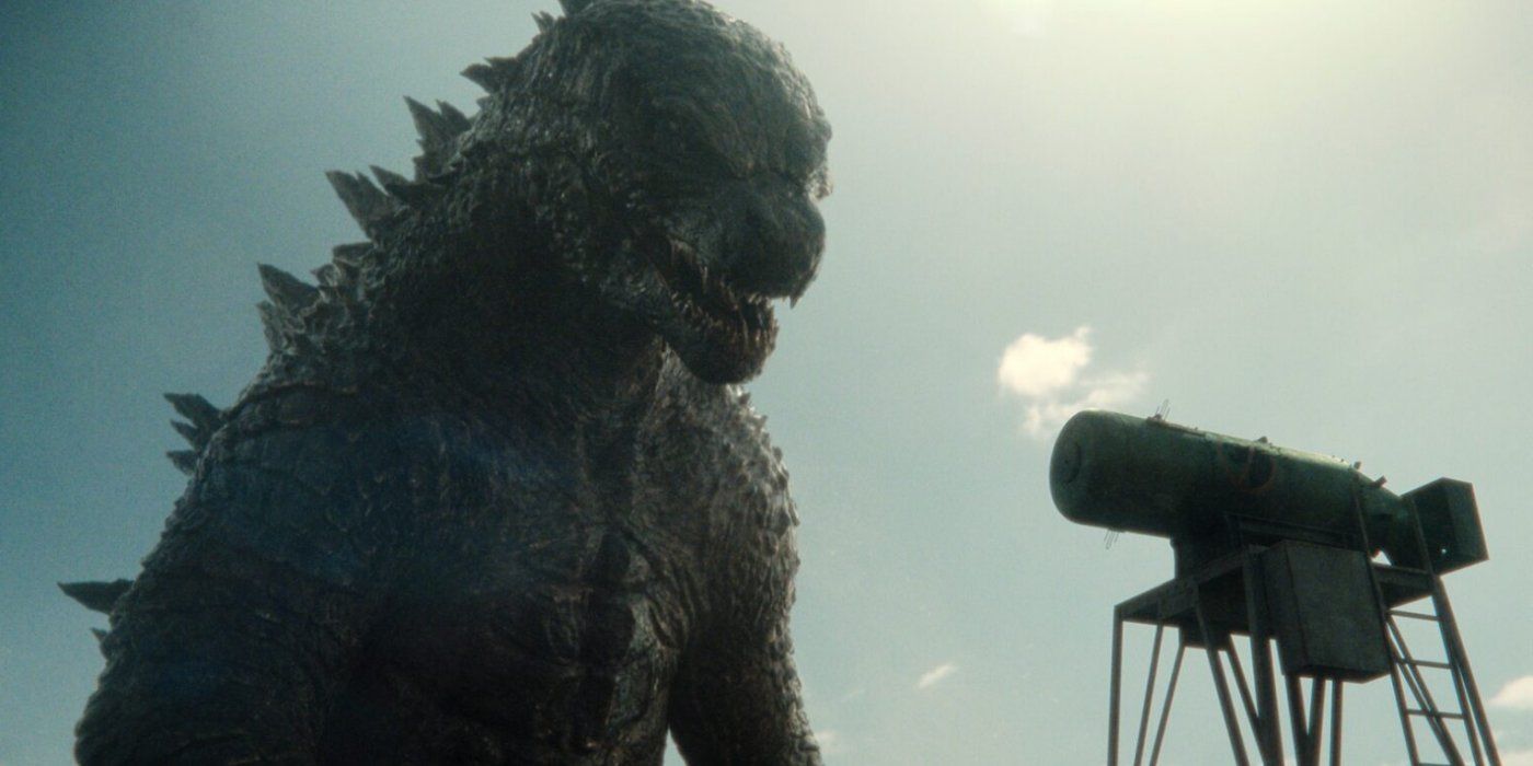 Godzilla olhando para uma bomba nuclear em Monarch: Legacy of Monsters