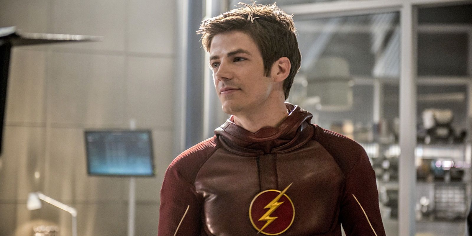 Grant Gustin como Barry Allen em sua base sem máscara em The Flash