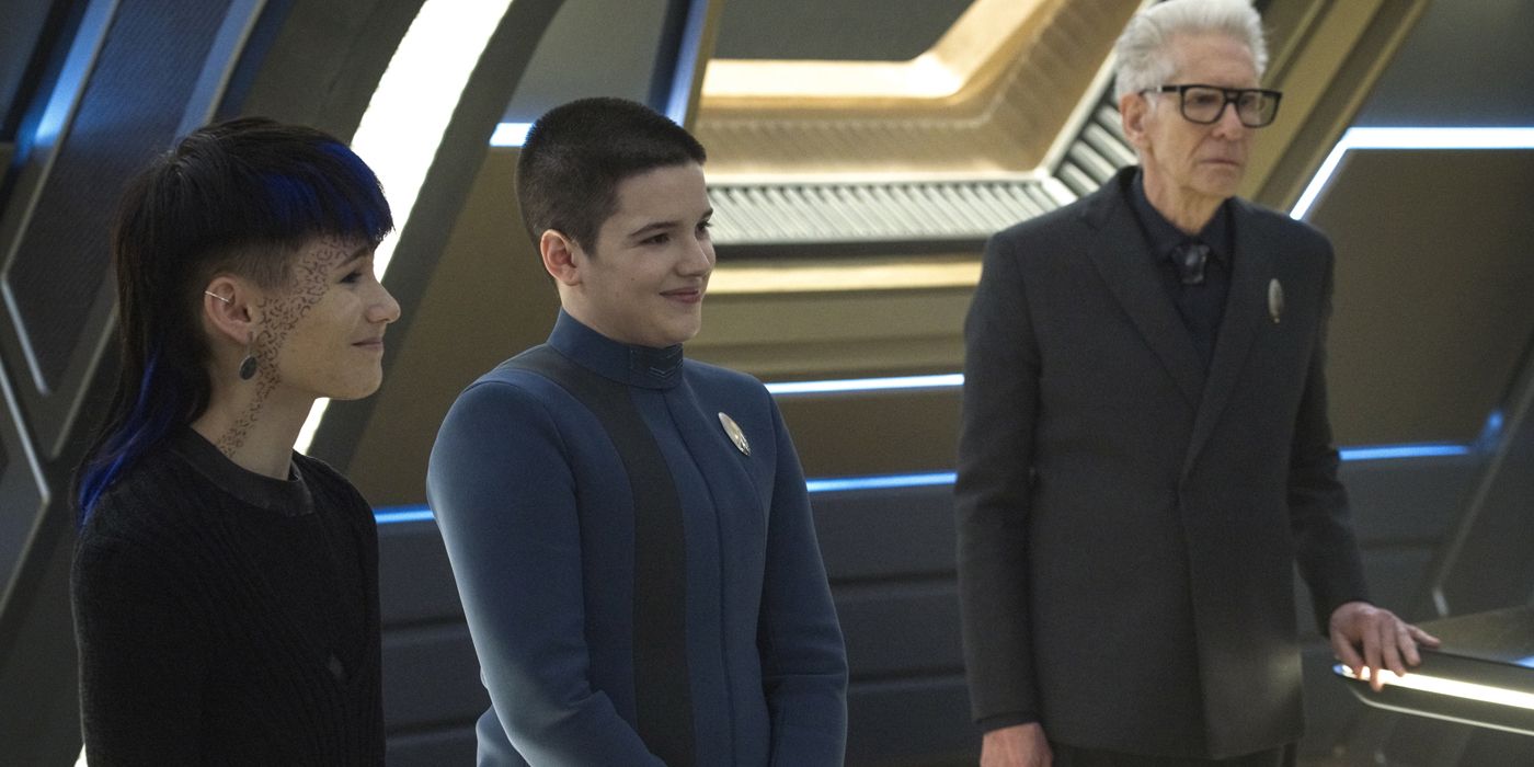 Gray Tal, Adira Tal e Kovich ficam lado a lado em Star Trek: Discovery