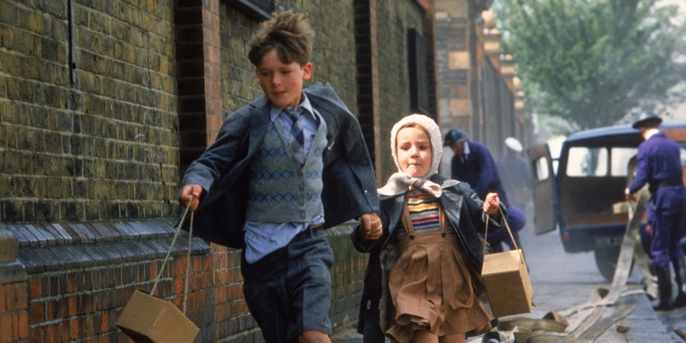 Billy y su hermana corren por las calles de Londres en Hope and Glory.