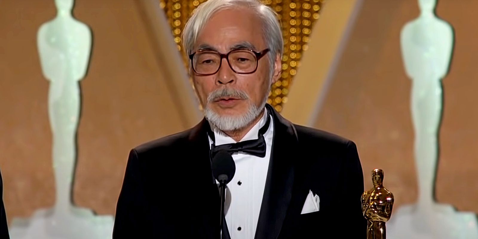 Hayao Miyazaki recebendo Oscar Honorário