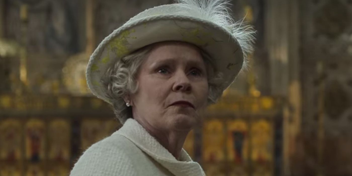 Imelda Staunton nel ruolo della Regina Elisabetta alza lo sguardo nel finale della serie Crown